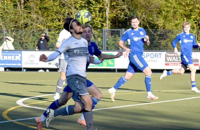 Gekonnt schirmt WSC-Stürmer Robin Przybilla den Ball vor seinem Gegenspieler ab. Foto: MSW