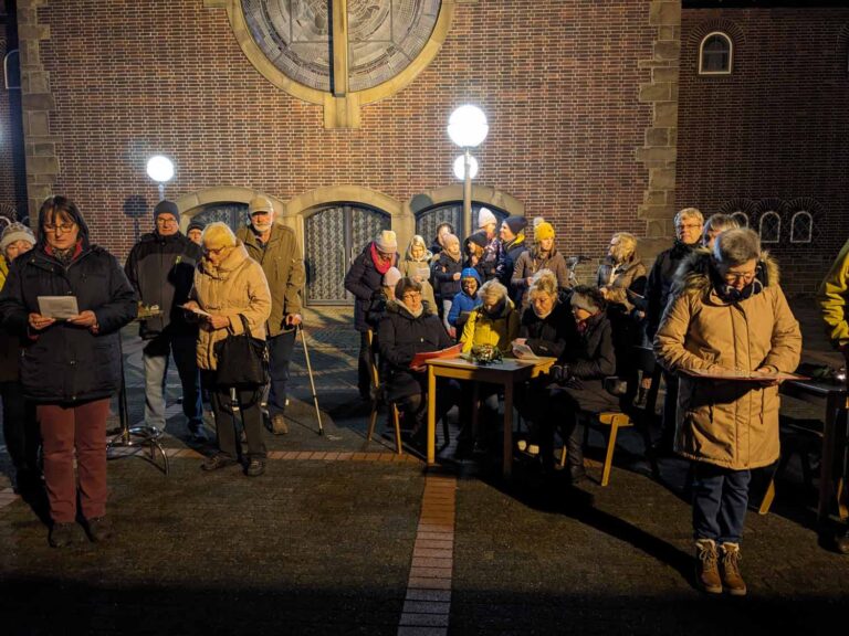 An der Kirche Maria Frieden werden ein Adventsfenster geöffnet und Lieder gesungen. Archivfoto: Mareike Gerundt