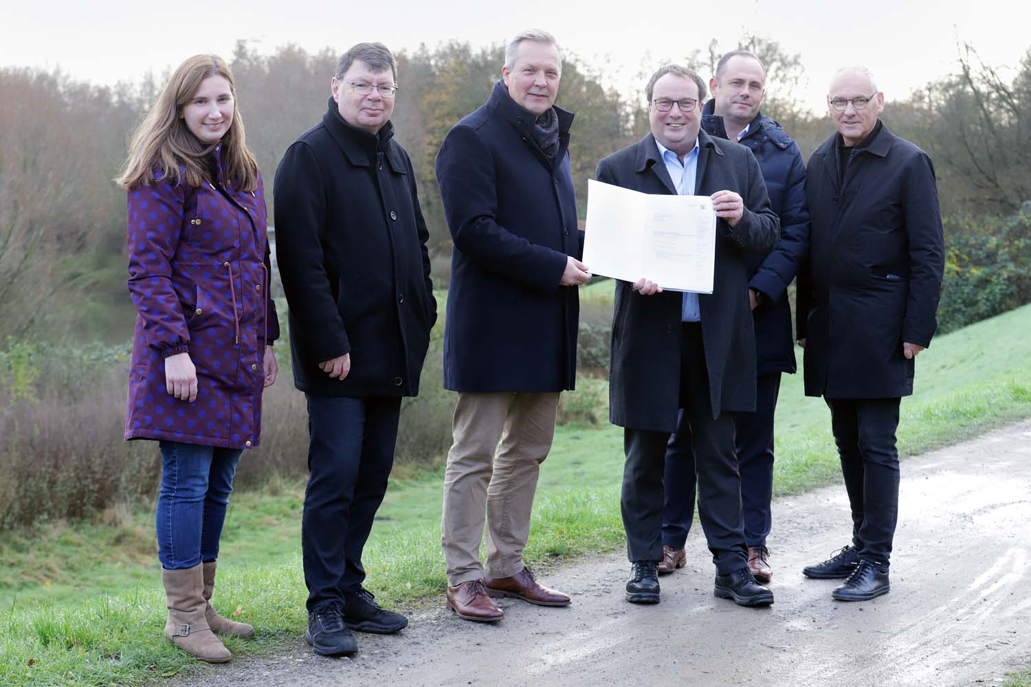 Auf dem Foto zu sehen sind (von links): Carolin Lüke (Leiterin des IGA-Projektbüros bei der Stadt Lünen), Horst Fischer (Geschäftsführung IGA Metropole Ruhr 2027 gGmbH), Bürgermeister Jürgen Kleine-Frauns, Minister Oliver Krischer, Thorsten Schmitz-Ebert (Bezirksregierung Arnsberg) und Arnold Reeker (Technischer Beigeordneter der Stadt Lünen). Foto: Stadt Lünen