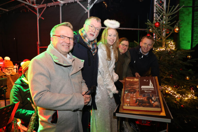 Mit dem traditionellen Anschneiden des Baumkuchens wird der Weihnachtsmarkt am Nikolaustag eröffnet. Archivfoto: Isabel Schütte