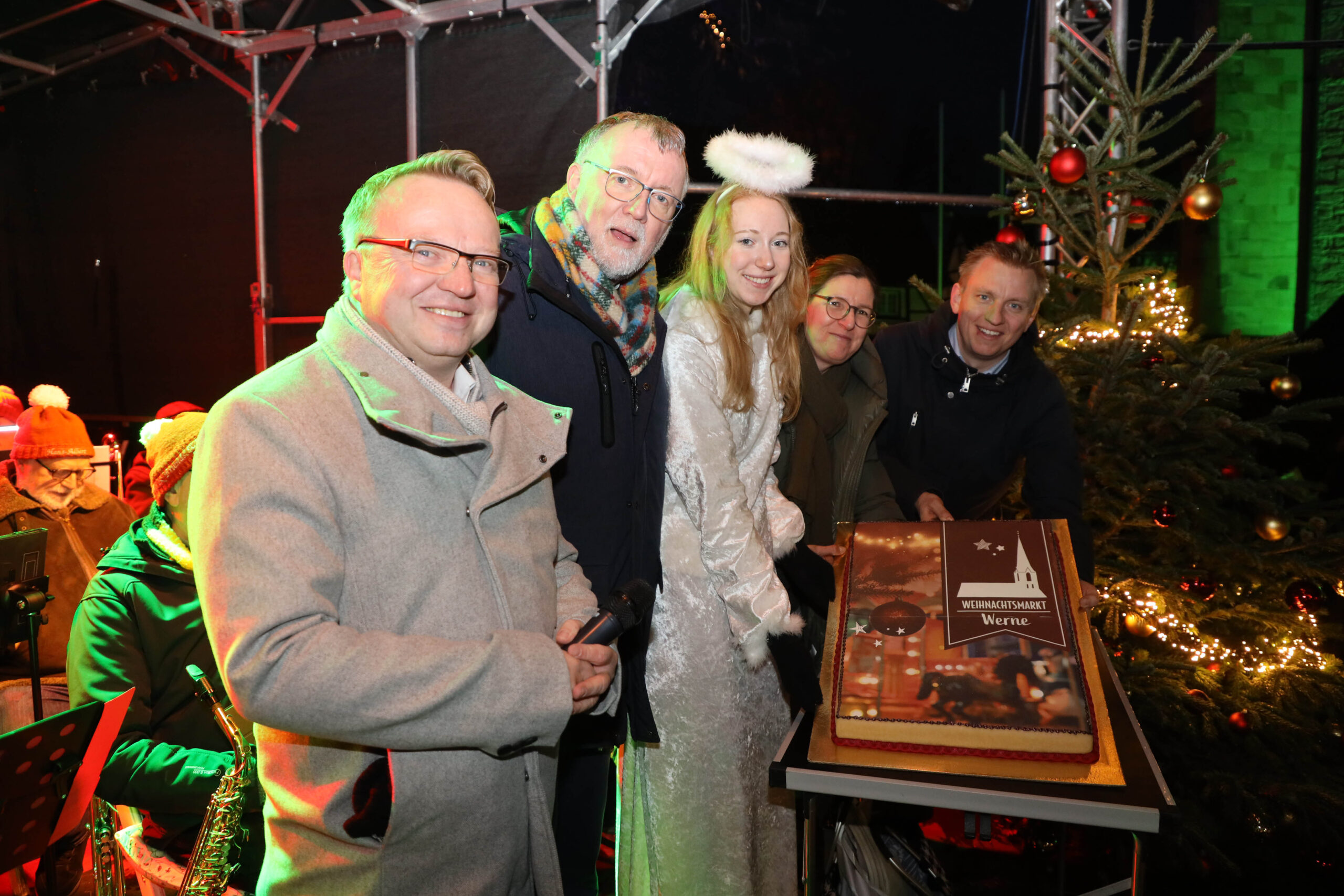 Mit dem traditionellen Anschneiden des Baumkuchens wird der Weihnachtsmarkt am Nikolaustag eröffnet. Archivfoto: Isabel Schütte