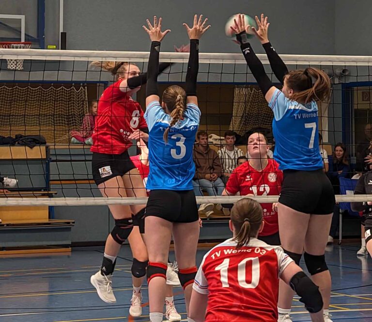 Jette Keil (Nr. 7) in Aktion, zusammen beim Block mit Franziska Warnecke. Foto: Kollhoff
