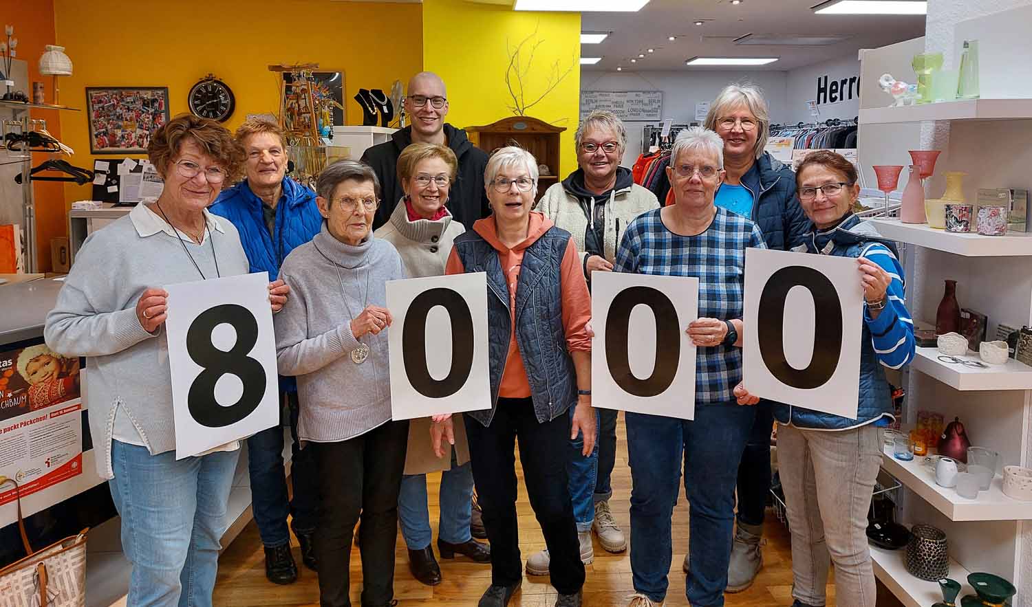 Im Second-Hand-Laden von Düt und Dat e.V. fand die nächste Spendenübergabe statt. 8.000 Euro wurden insgesamt verteilt. Foto: Wagner
