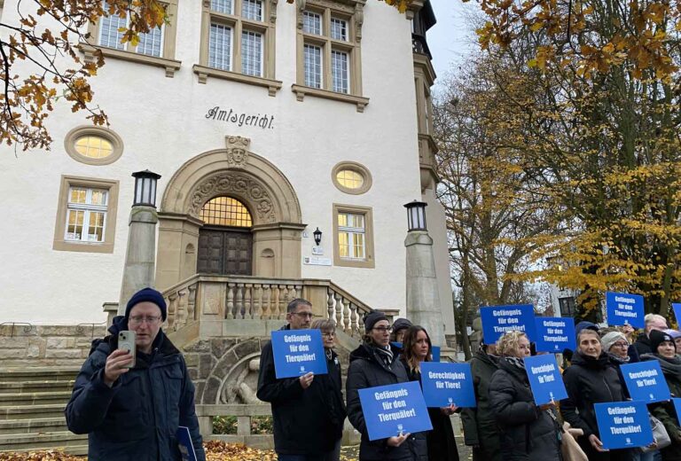 Tierschützer Friedrich Muelln (links) von der "Soko Tierschutz" hatte zu einer Mahnwache vor dem Amtsgericht aufgerufen. Foto: Anke Barbara Schwarze