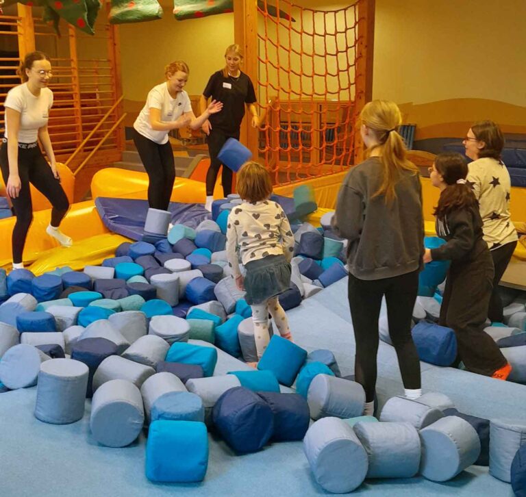 Die Schülerinnen des St.-Christophorus Gymnasiums besuchten im Rahmen der Kinderhospiz-AG das "Fluvium" in Dortmund. Foto: privat