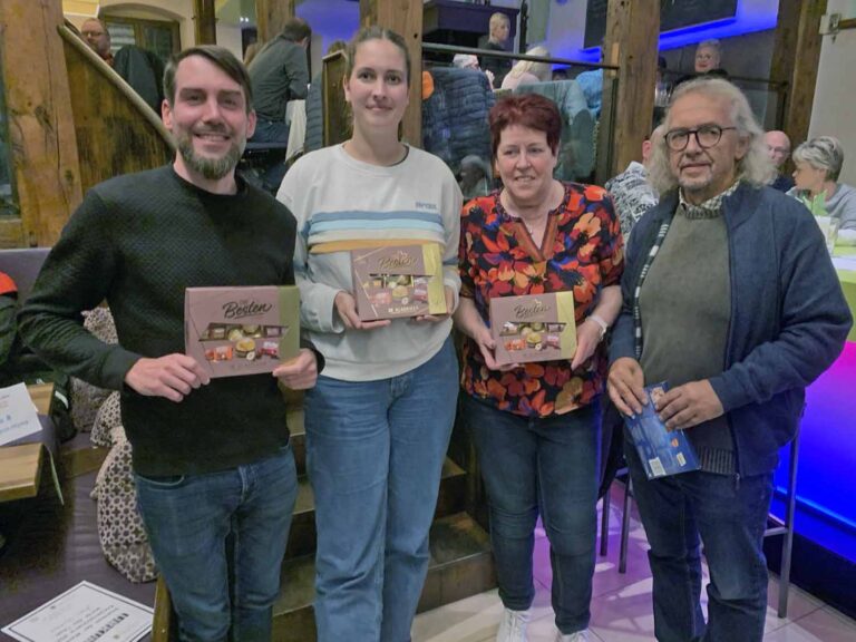 Jeweils ein Vertreter der Gewinner der Jahreswertung 2024 (von links) Jesus Quiztus, Quiz Marpels, die vom Vorsitzenden des Fördervereins der Bücherei Werne, Andreas Bassendowski, geehrt worden sind. Fotos: Herbert Aprill