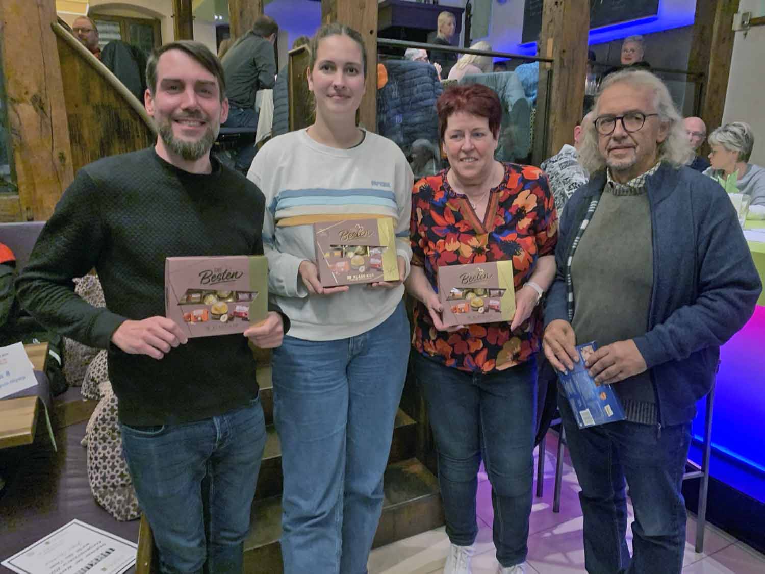 Jeweils ein Vertreter der Gewinner der Jahreswertung 2024 (von links) Jesus Quiztus, Quiz Marpels, die vom Vorsitzenden des Fördervereins der Bücherei Werne, Andreas Bassendowski, geehrt worden sind. Fotos: Herbert Aprill