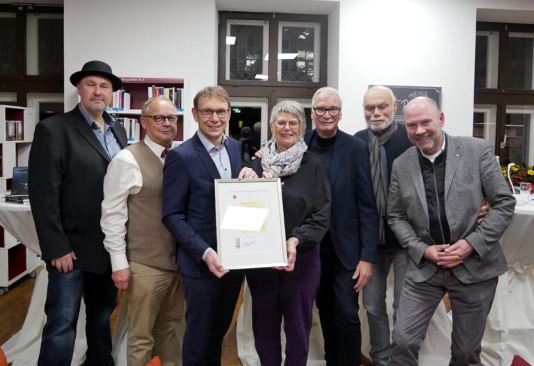Vor dem 31. LiteraTurnier verlieh Bürgermeister Lothar Christ den Protagonisten des unterhaltsamen Bücherstreits den Kulturpreis der Stadt Werne. Foto: Gaby Brüggemann