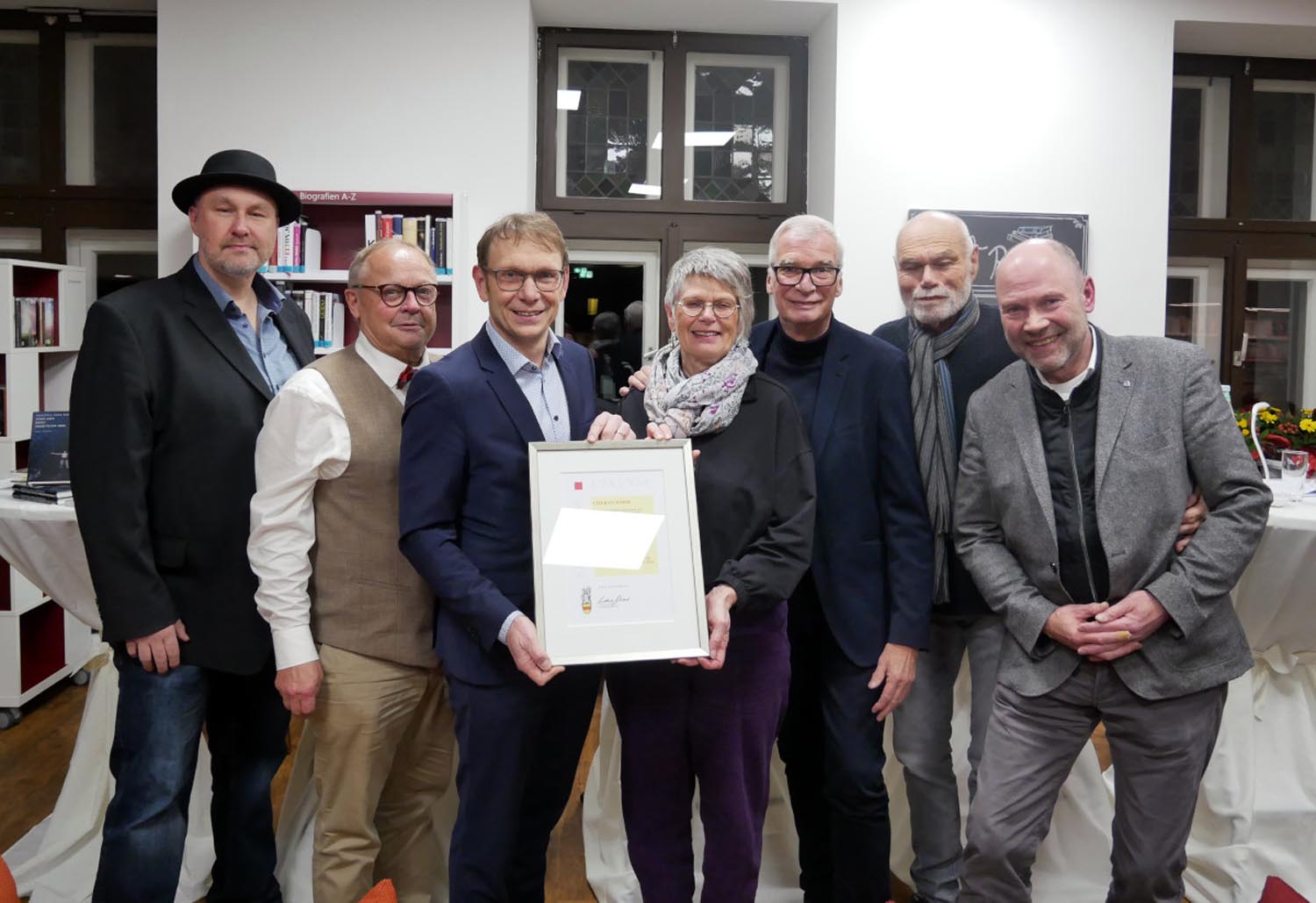 Vor dem 31. LiteraTurnier verlieh Bürgermeister Lothar Christ den Protagonisten des unterhaltsamen Bücherstreits den Kulturpreis der Stadt Werne. Foto: Gaby Brüggemann