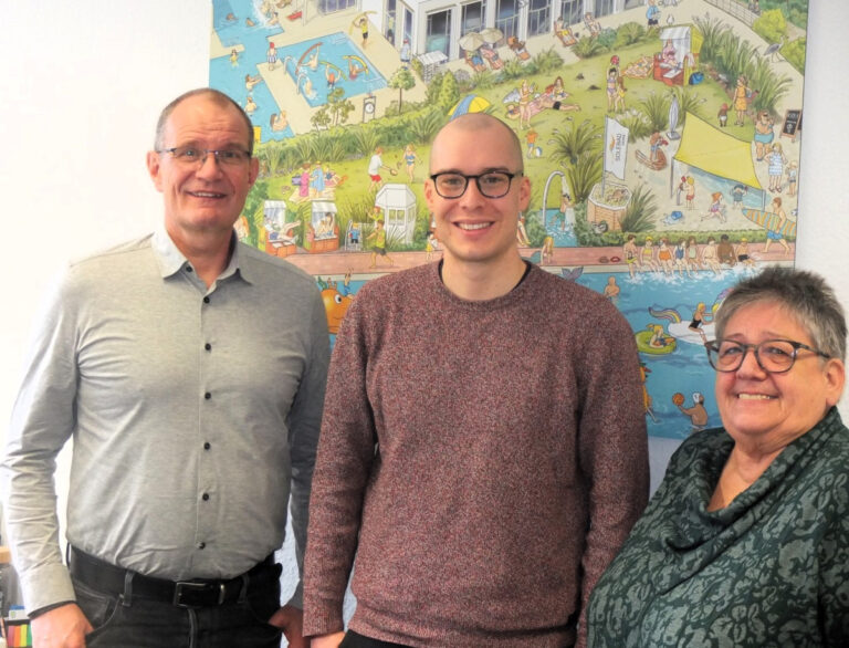 Niklas Wilde (Mitte) freut sich gemeinsam mit Dezernent Frank Gründken und der Vorsitzendens des Behindertenbeirates, Angelika Roemer, auf seine neue Tätigkeit in Werne. Foto: Stadt Werne