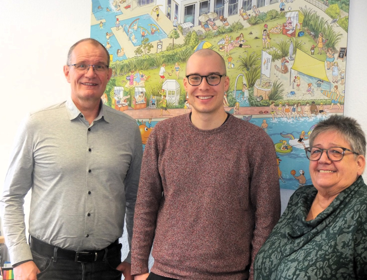 Niklas Wilde (Mitte) freut sich gemeinsam mit Dezernent Frank Gründken und der Vorsitzendens des Behindertenbeirates, Angelika Roemer, auf seine neue Tätigkeit in Werne. Foto: Stadt Werne