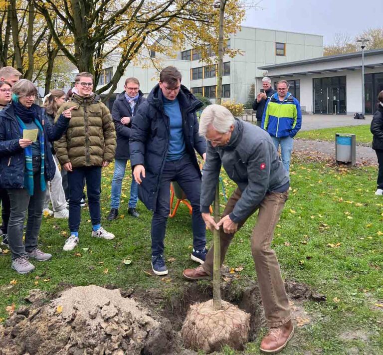Auf dem Schulgelände des Anne-Frank-Gymnasiums wurde eine von der BIN gespendete Sommerlinde gepflanzt. Fotos: privat