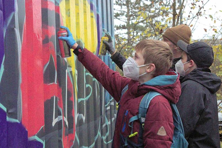 Dank junger Künstler verwandelte sich die bisher eher triste Wellblechwand am "Tag der offenen Tür" des Jugendamts in Werne zu einem bunten Eyecatcher. Foto: Steinmüller