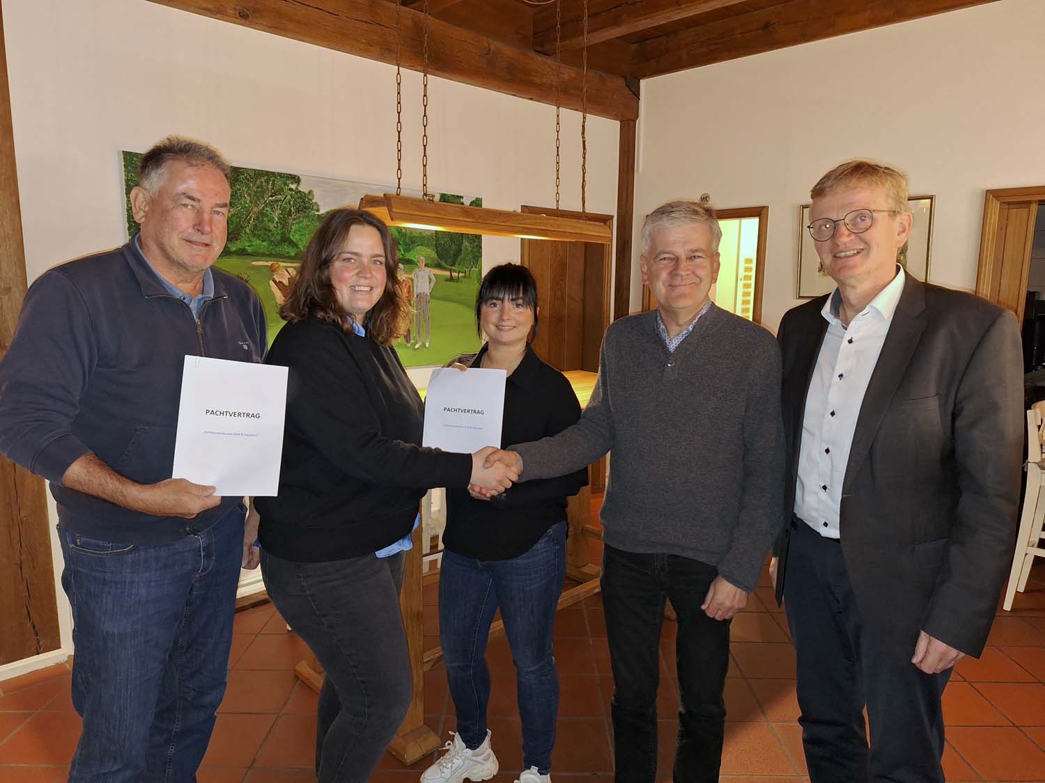 Auf dem Bild zu sehen sind Vizepräsident Dr. Uli Paschedag (von links), die Pächterinnen Anne Wacker und Christine Koch, Präsident Benedikt Striepens und Schatzmeister Ulrich Beckmann. Foto: privat