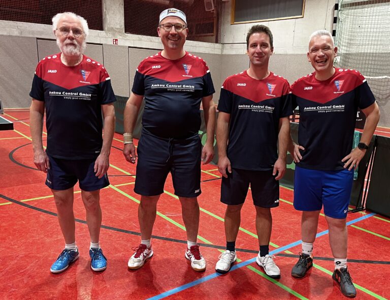 Freuten sich über den ersten Punktgewinn in der 2. Bezirksliga (von links): Ernst Kasch, Dr. Jürgen-Theodor Fränzer, Stephan Müller und Renee Bieder. Foto: WSC