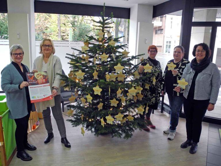 Starten auch in diesem Jahr wieder die Aktion "Werne packt Päckchen": v.li. Ute Waterhues (Caritas), Bettina Stilter (Familiennetz), Margarethe Winkelmann (Fabi), Anika Hartung (Jugendamt) und Elisabeth Messner (Familiennetz). Foto: Klaus Brüggemann