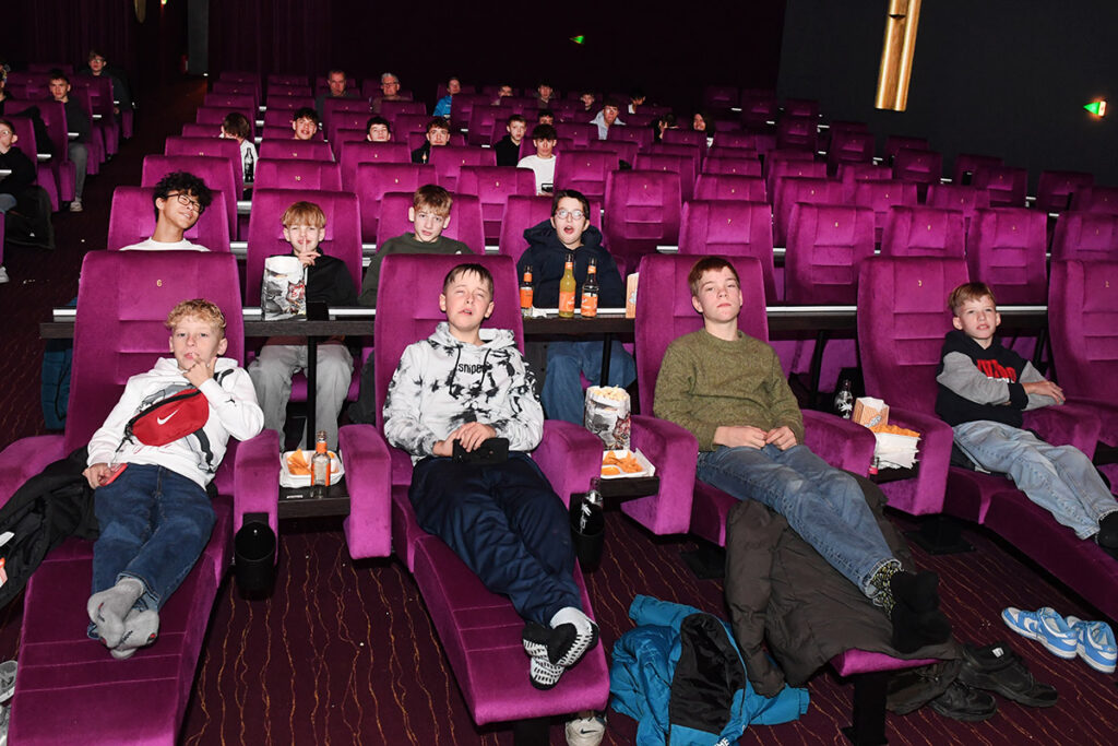 Bequem gemacht hatten es sich die jungen Kinobesucher im großen Saal des CapitolCinemaCenters. Foto: WSC