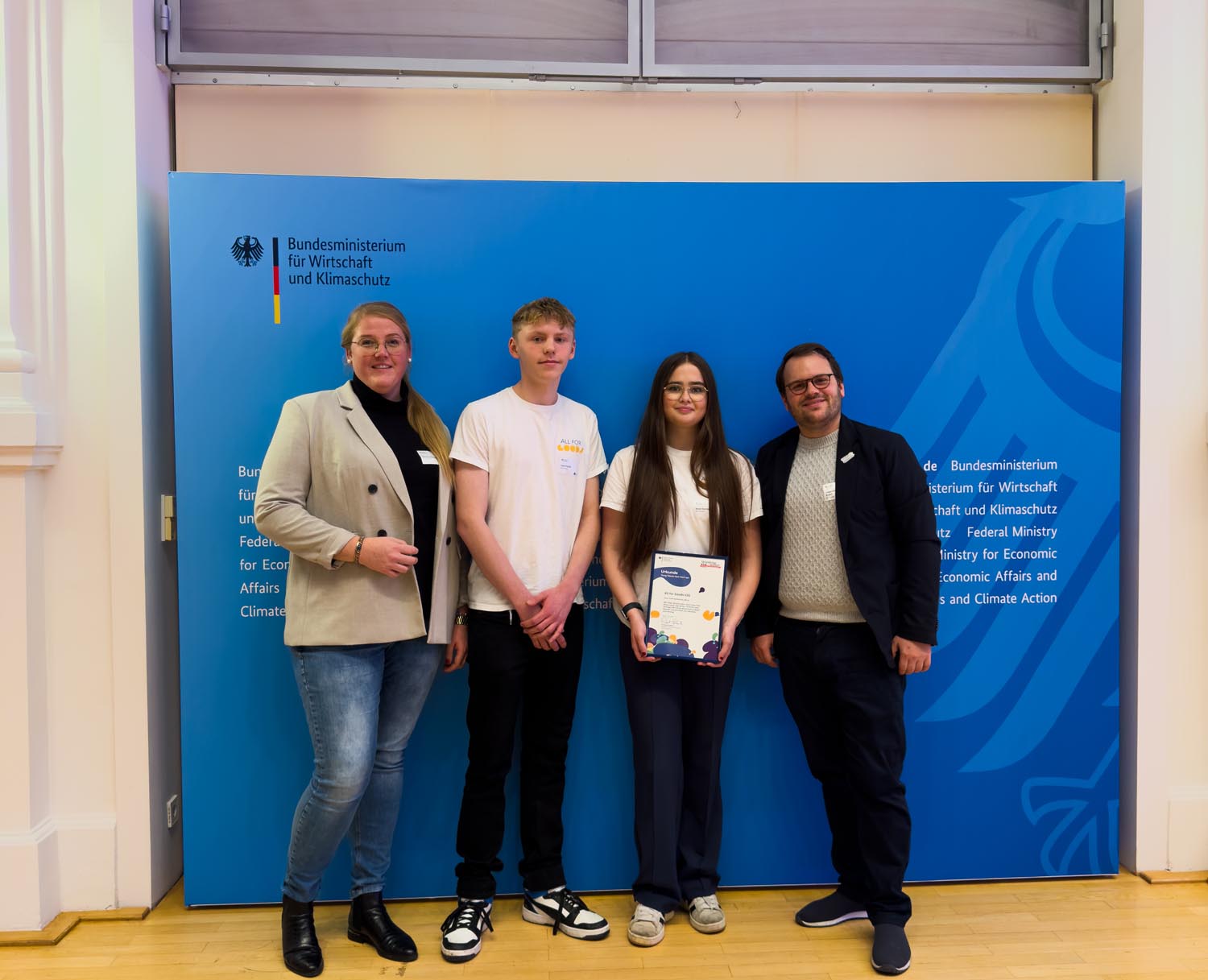 Nahmen für die Schülergenossenschaft „All for Goods“ an der Gründerwoche in Berlin teil (von links): Christina Buttkereit, Leon Hallak, Emmi Kortsteger und Johannes-Joachim Brysch. Foto: privat