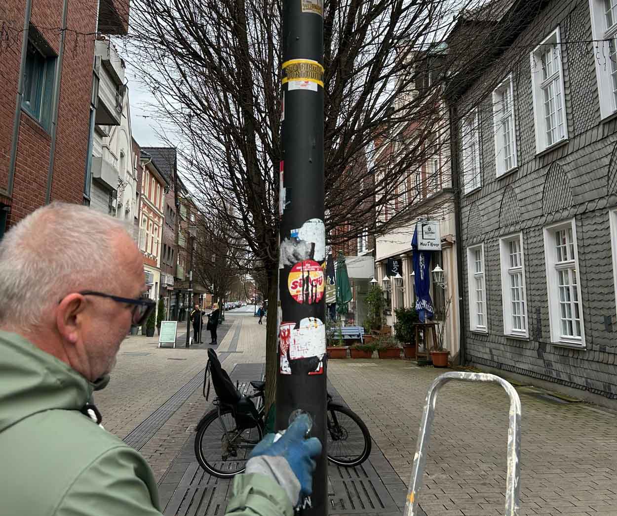 Die BVB Supporters befreiten Verkehrsschilder, Laternen und Co. von unliebsamen Aufkleber. Foto: privat