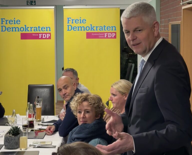 Christoph Dammermann, Bürgermeisterkandidat der FDP in Werne, steht beim Liberalen Dialog Rede und Antwort. Foto: FDP