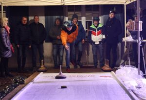 Beim Eisstockschießen auf dem Weihnachtsmarkt in Werne ist für Stimmung gesorgt. Archivfoto: Volkmer