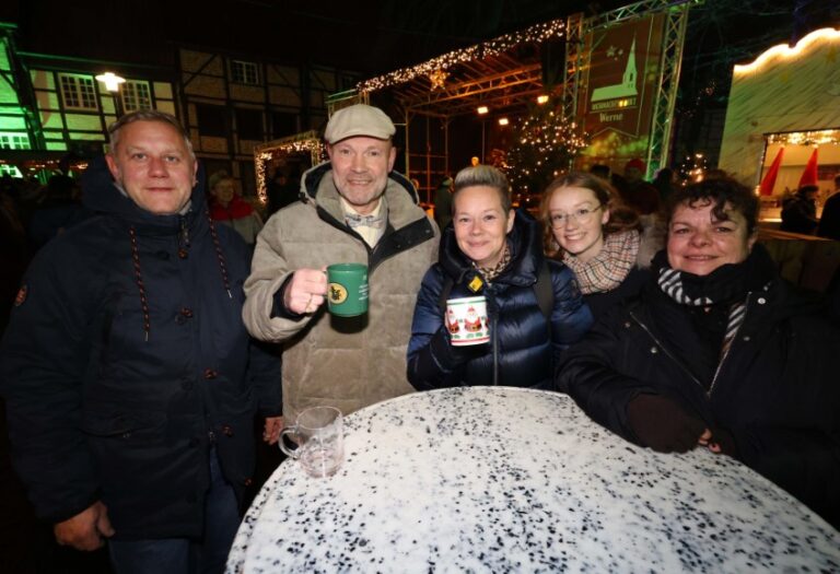 Buchhändler Hubertus Waterhues (2. von links) lädt im Namen der Kaufmannschaft nicht nur zum Bummel über den Weihnachtsmarkt, sondern auch zum verkaufsoffenen Sonntag am 14. Dezember ein. Archivfoto: Volkmer