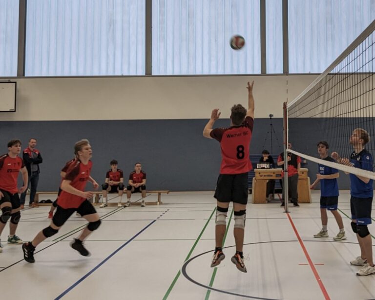 Jona Vomhof konnte sich gegen Hamm auch als Angreifer auszeichnen. Der gelernte Zuspieler half dabei das Fehlen von Diagonalangreifer Lukas Skerbs zu kompensieren. Foto: Kollhoff