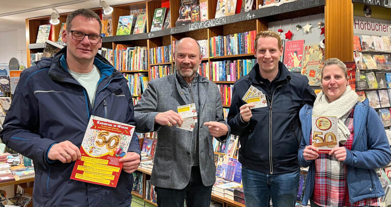 Der Kartenvorverkauf für die Karnevalveranstaltungen ist eröffnet: (v.l.) IWK-Vorsitzender Michael Biegel, Hubertus Waterhues von Bücher Beckmann und das amtierende Prinzenpaar Robin II. und Claudia II.