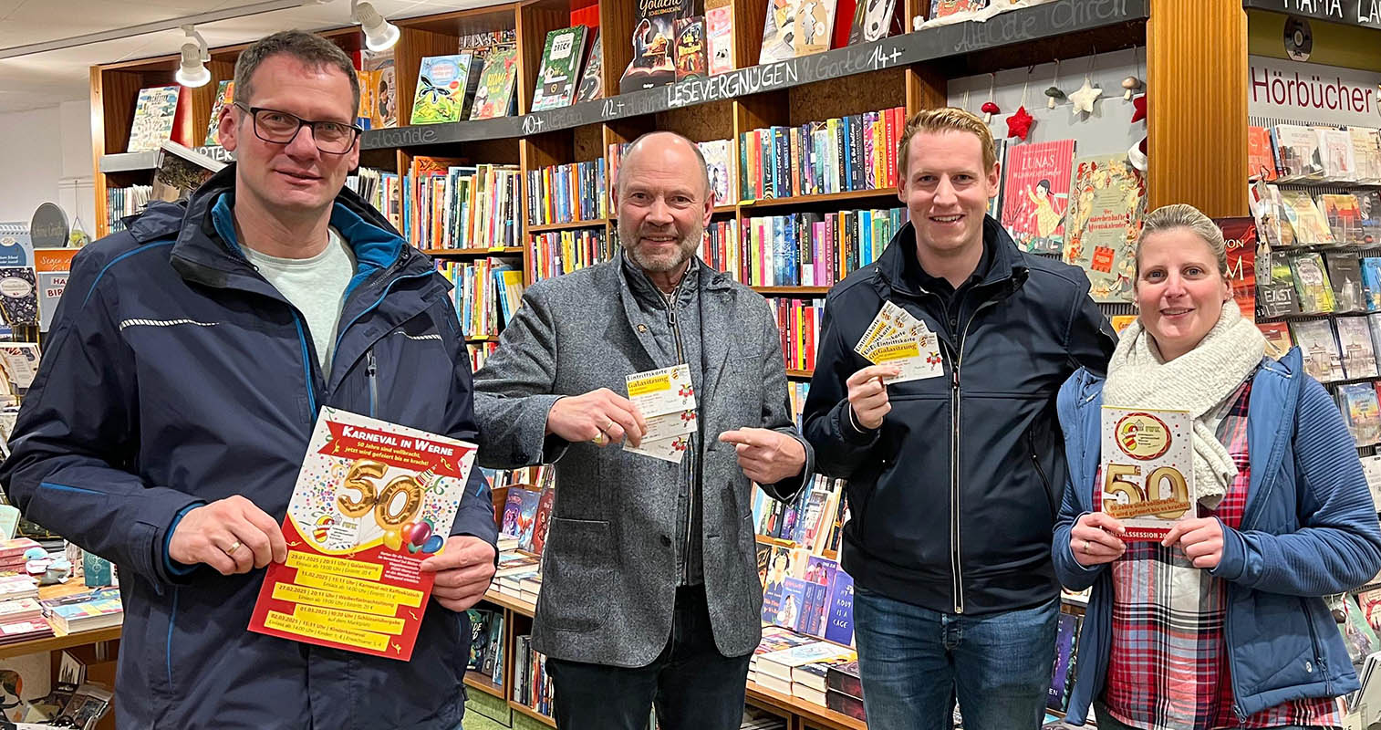 Der Kartenvorverkauf für die Karnevalveranstaltungen ist eröffnet: (v.l.) IWK-Vorsitzender Michael Biegel, Hubertus Waterhues von Bücher Beckmann und das amtierende Prinzenpaar Robin II. und Claudia II.
