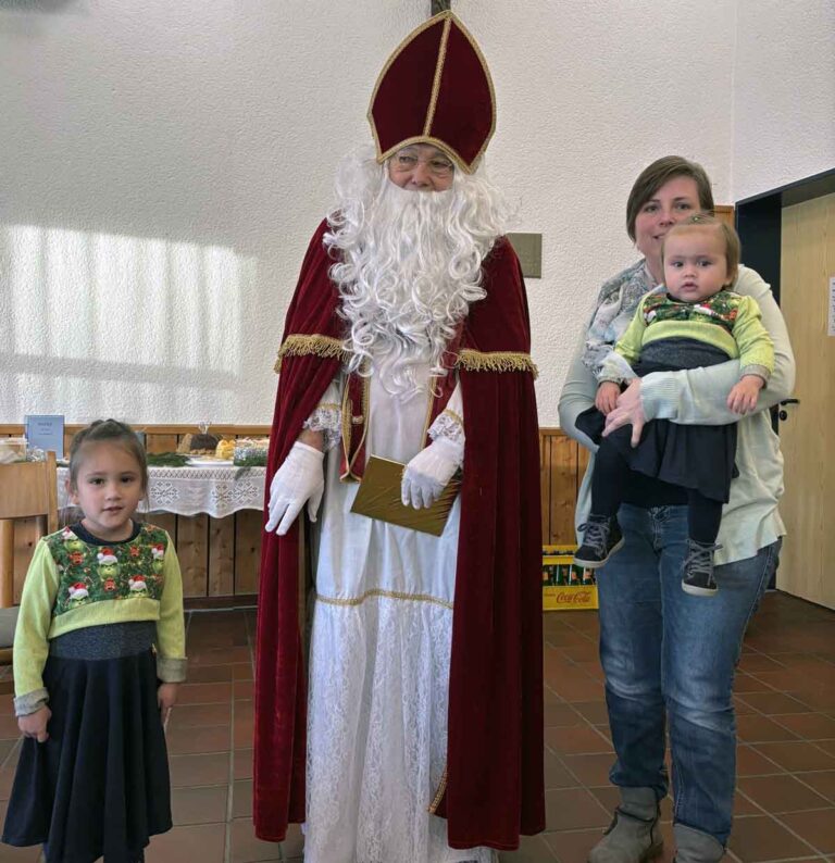 Der Nikolaus beschenkte Haylie und ihre Schwester Maylie während der Adventfeier der Martingsgesellschaft. Foto: privat