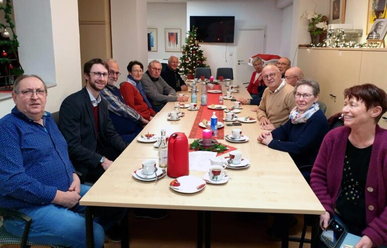 Die SPD 60-plus Mitglieder dankten Museumsleiter Flemming Feß (2. von links) für die Führung bei einem abschließenden Kaffeetrinken. Foto: privat