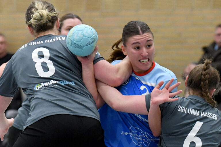 Lea Schaaf nimmt es hier mit drei Gegenspielerinnen auf und scheitert. Foto: MSW