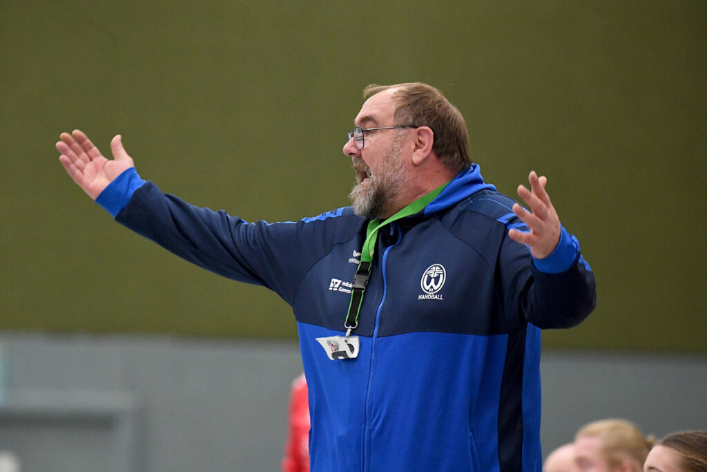 Am Spielfeldrand ärgerte sich Trainer Ingo Wagner über die Fehler seiner Spielerinnen. Archivfoto: MSW