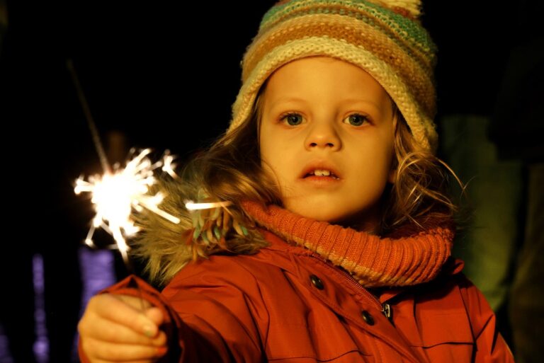 Nicht nur wegen der Kinderrutsche ist der diesjährige Weihnachtsmarkt gut angenommen worden. Zum Finale war das gemeinsame Abbrennen von Wunderkerzen ein Highlight für alle Generationen. Foto: Volkmer
