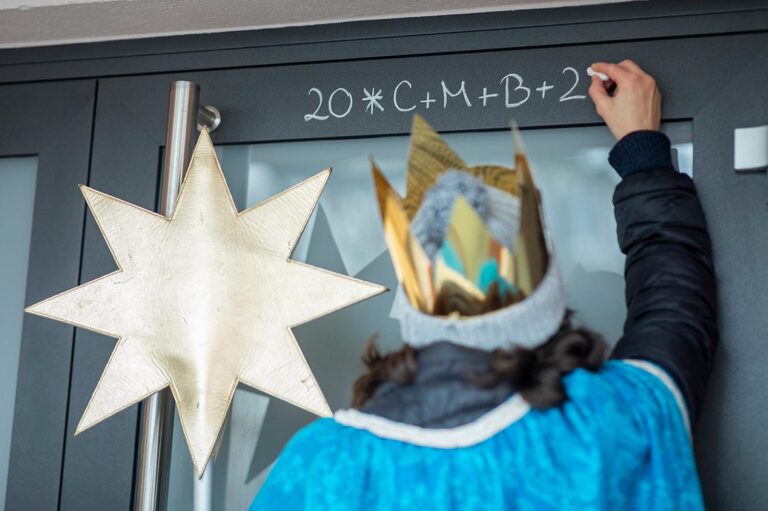 Von Osterwick bis Lünen und von Dülmen bis Werne: Im Kreisdekanat Coesfeld haben die Sternsinger den Menschen den Segen gebracht und insgesamt mehr als 439.000 Euro für notleidende Kinder gesammelt. Foto: Kindermissionswerk/Mika Väisänen