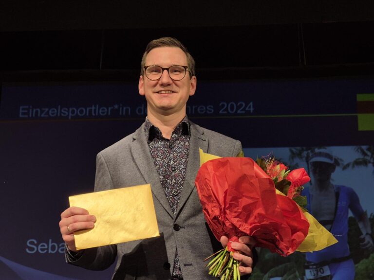 Unter anderem Triathlet Sebastian Nieberg wurde zuletzt die Sportplakette verliehen. Archivfoto: Isabel Schütte