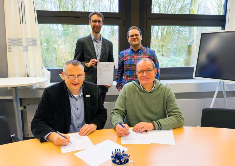 Schulleiter Marcel Damberg (vorne links), Kulturdezernent Frank Gründken (vorne rechts), Museumsleiter Flemming N. Feß (hinten links) und Fachlehrer Johannes-Joachim Brysch wollen Schule und Museum enger zusammenbringen. Foto: privat