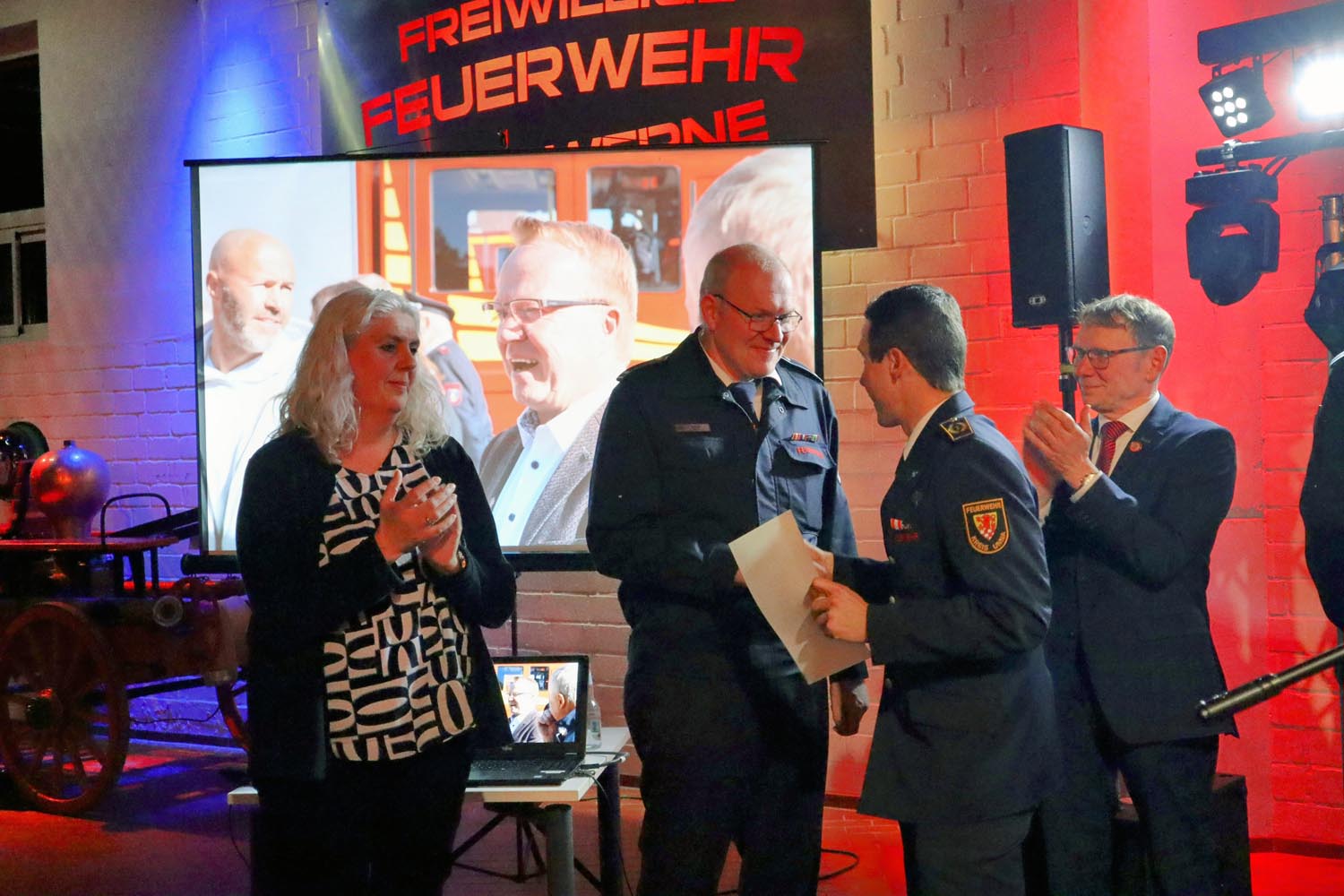 Martin Weber gratuliert Andreas Holtrup zum das Deutsche Feuerwehr-Ehrenkreuz in Bronze. Fotos: FFW