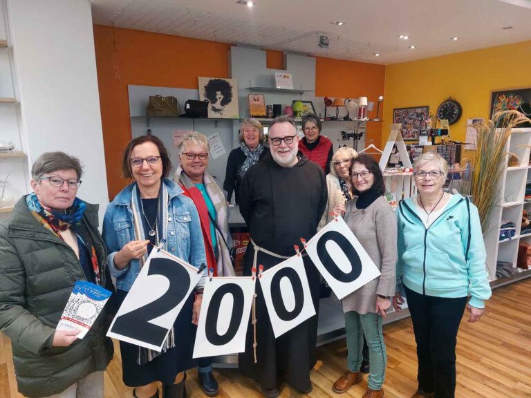 Bruder Harald freut sich über eine 2.000 Euro-Spende von Düt und Dat. Am 1. Februar fließt der komplette Verkaufserlös der Initiative "Netzwerk mit Engagement" zu. Foto: Wagner