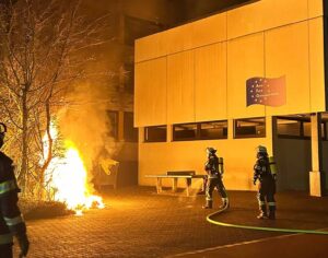 Am Anne-Frank-Gymnasium brannte eine große Papiertonne. Foto: FFW