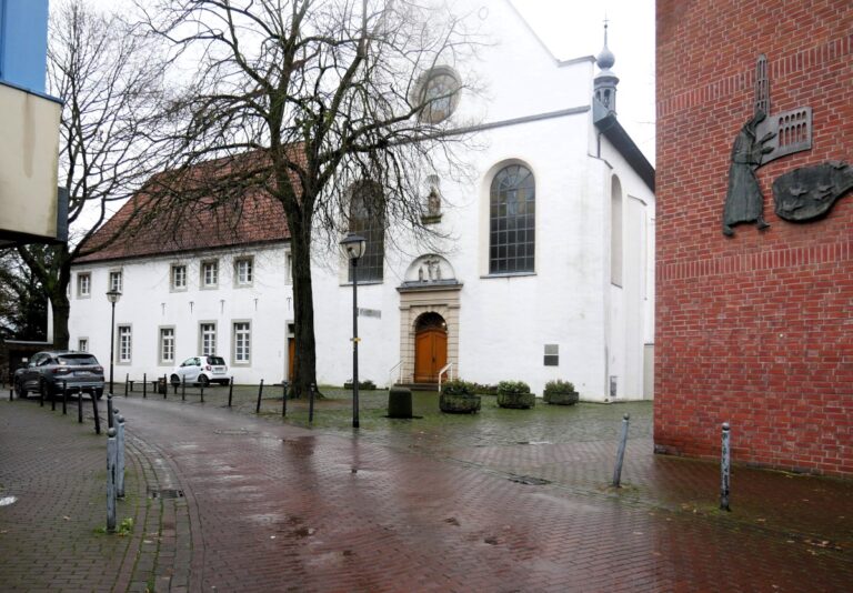 Im Zuge der Neugestaltung des Klostervorplatzes und der angrenzenden Straßen soll die bisherige Durchfahrt-Regelung erhalten bleiben, fordert die CDU-Fraktion in einem Antrag. Foto: Gaby Brüggemann