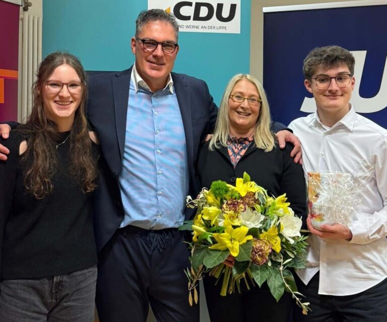 Zu den ersten Gratulanten nach der einstimmigen Nominierung von Dr. Thomas Neubourg zählte seine Familie mit Frau Simone und seinen Kindern Marie und Julian. Foto: privat