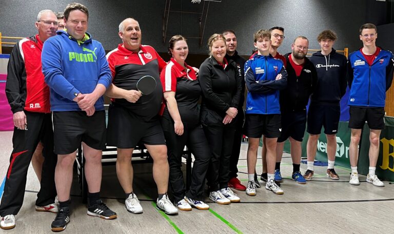 Die Spieler eines sehr starken Top-Spiels zwischen dem Tabellenzweiten und -dritten stellten sich vor Beginn dem Fotografen: v.l.n.r. Ralf Markwoski, Jens Galle (stark verdeckt), Andreas Hemmis, Christoph Eppich, Laura Michelle Eickhof, Katja Schmidt (alle PreußenII), Lino de Almeida, Jan von Frantzius, Luca Bröcker, Matthias Holtmann, Lino Sonnen und Moritz Overhage (alle WSC). Foto: Dr. Fränzer