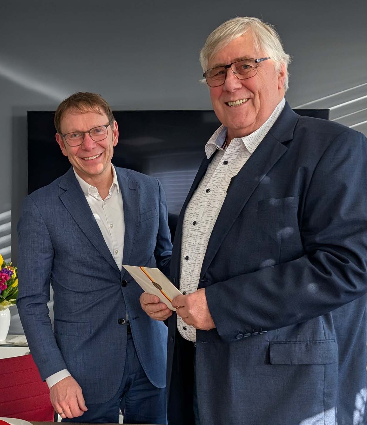 Brandschutztechniker Heinz Westbomke wurde von Bürgermeister Lothar Christ in den Ruhestand verabschiedet. Foto: FFW