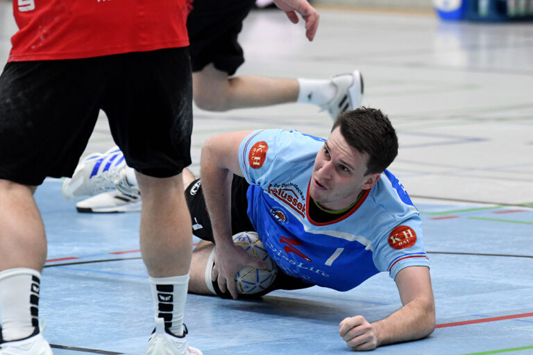 Tobias Schüttpelz und die Handballer des TV Werne kamen beim Gastspiel in Ennigerloh böse unter die Räder. Archivfoto: MSW