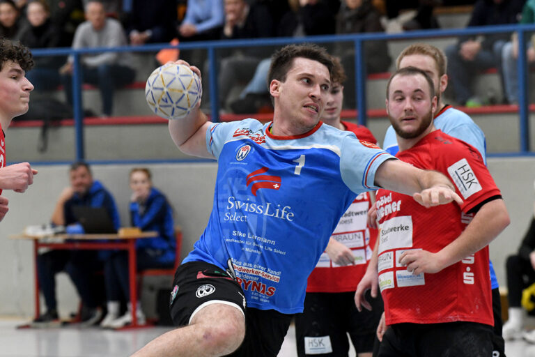 Tobias Schüttpelz (blaues Trikot) traf viermal gegen das Team des Soester TV II. Schönstes Tor war sein Treffer zum 28:14, als er den Ball über das gesamte Spielfeld unter die Latte des gegnerischen Tores warf. Foto: MSW