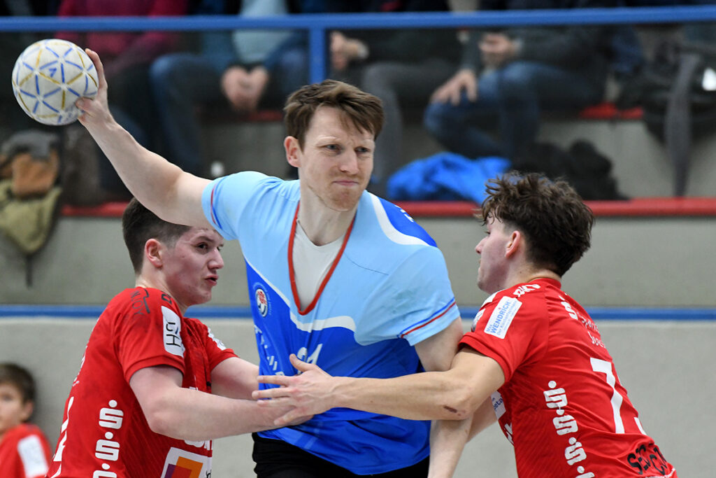 Christian Becker kann sich gegen zwei Abwehrspieler durchsetzen. Foto: MSW