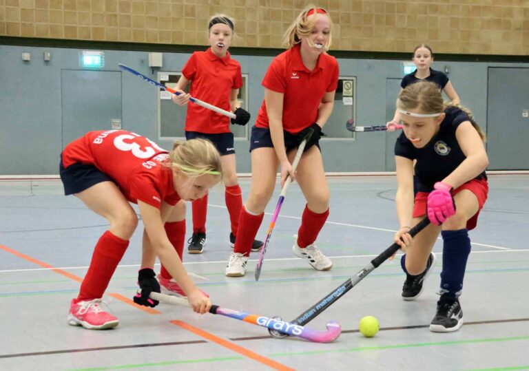 Johanna Klincke, Leni Temme und Pauline Bömken (rote Trikots, von links) sicherten sich mit dem TV Werne Platz zwei im Westfalenpokal. Fotos: Haag