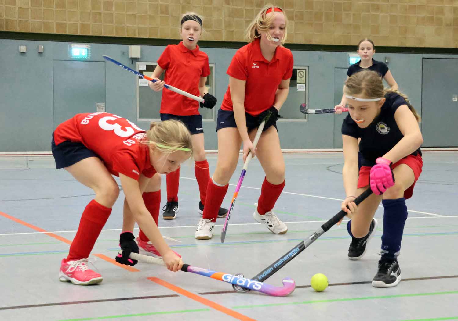 Johanna Klincke, Leni Temme und Pauline Bömken (rote Trikots, von links) sicherten sich mit dem TV Werne Platz zwei im Westfalenpokal. Fotos: Haag