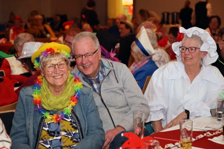 Senioren genießen Karneval mit Kaffeeklatsch im Kolpingsaal